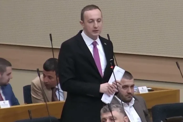 Poslanik SDS-a upozorio da je u toku rušenje ustava i da se nadležnosti mogu vratiti samo onako kako su prenesene