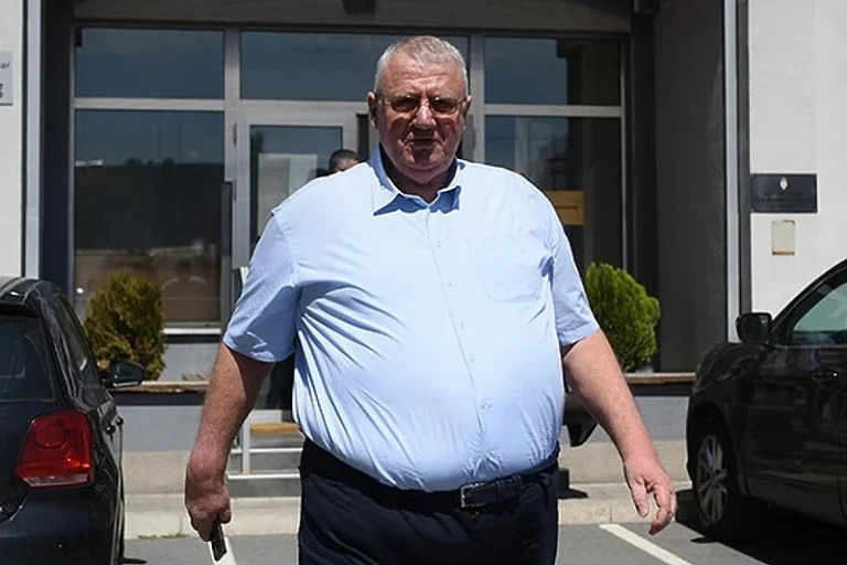 Zahtjev za uklanjanje Šešeljeve slike sa zgrade u Novom Sadu zbog negiranja genocida