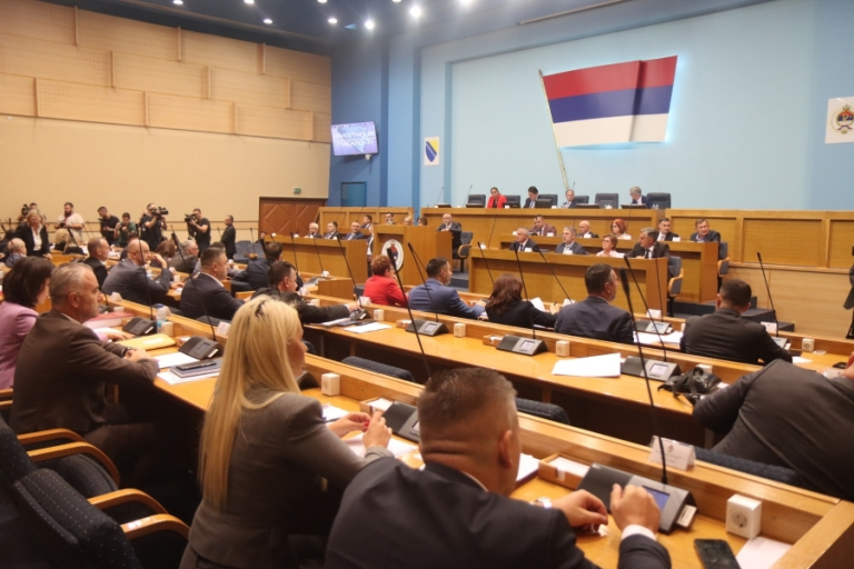 NAPETO U BANJOJ LUCI: Zastupnici Narodne skupštine Republike Srpske razmatraju Nacrt zakona o…