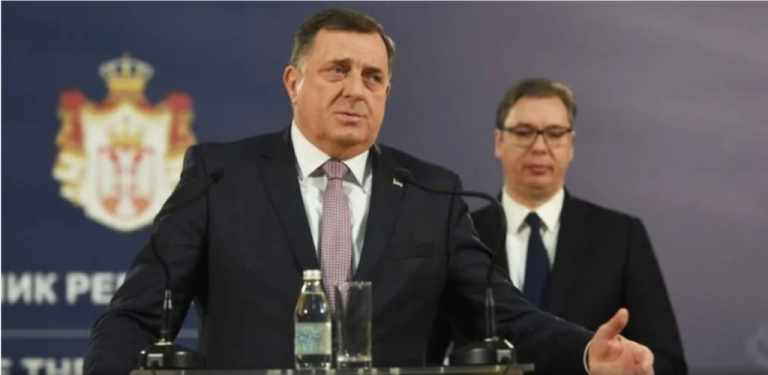 Šta u Beogradu misle o Dodiku?: Poruka na transparentu sve govori