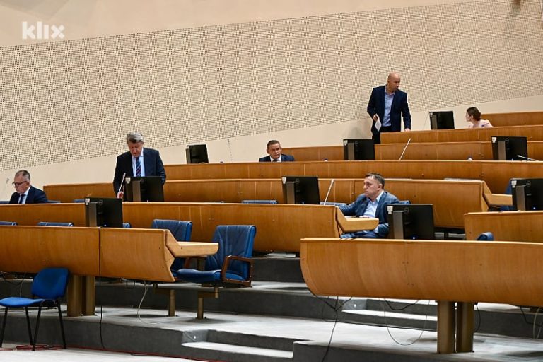 Izbjegavanje sankcija: Prijedlog Marinka Čavare za isplatu plata u gotovini usvojen u Predstavničkom domu BiH