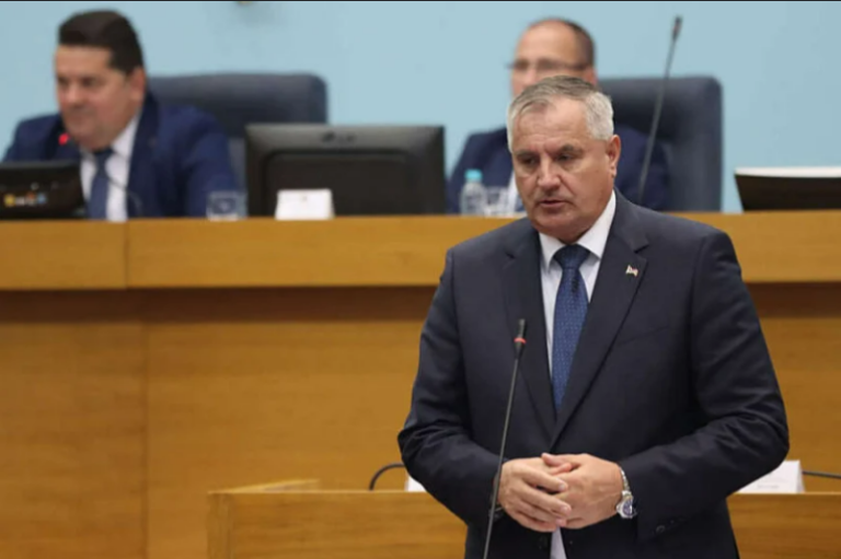 (VIDEO) Stevandić redom izbacuje poslanike sa sjednice