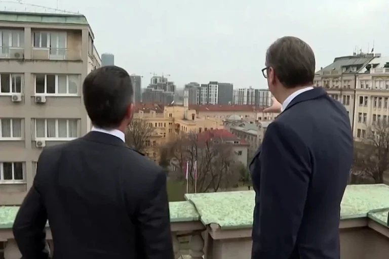 Vučić Trumpovom sinu s balkona pokazivao demonstrante: ‘Ovi žele usporiti napredak’