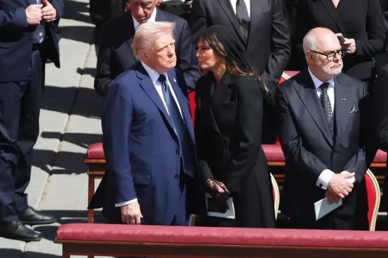 OTKRIVENO: Melanija na sahrani pape Franje šapnula Trampu ovih 5 riječi i SPASILA ga velike greške