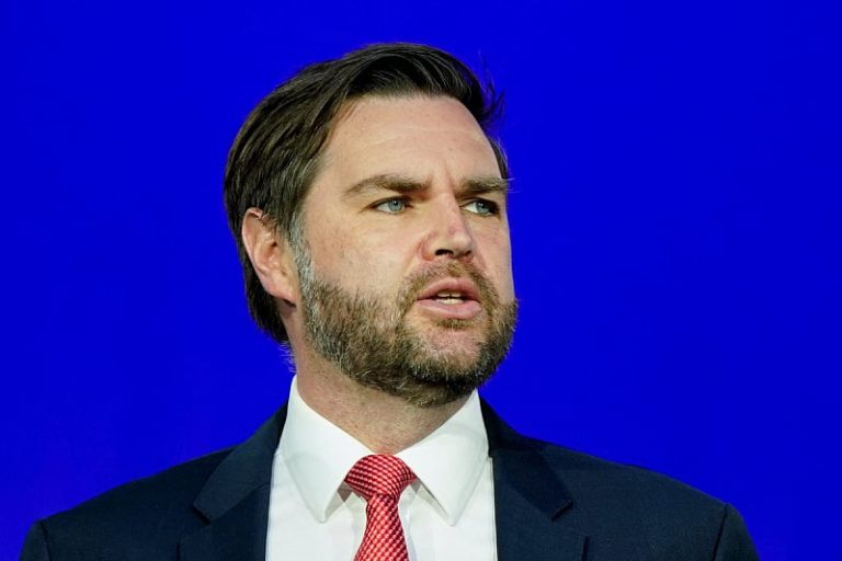 JD Vance izazvao skandal, tvrdio da Amerika duguje novac ‘kineskim seljacima