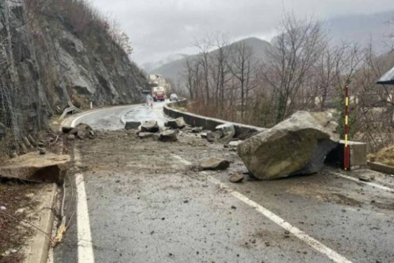 VLAST ZABORAVILA CESTU: Od poplava zatvorena, građani je primorani koristiti
