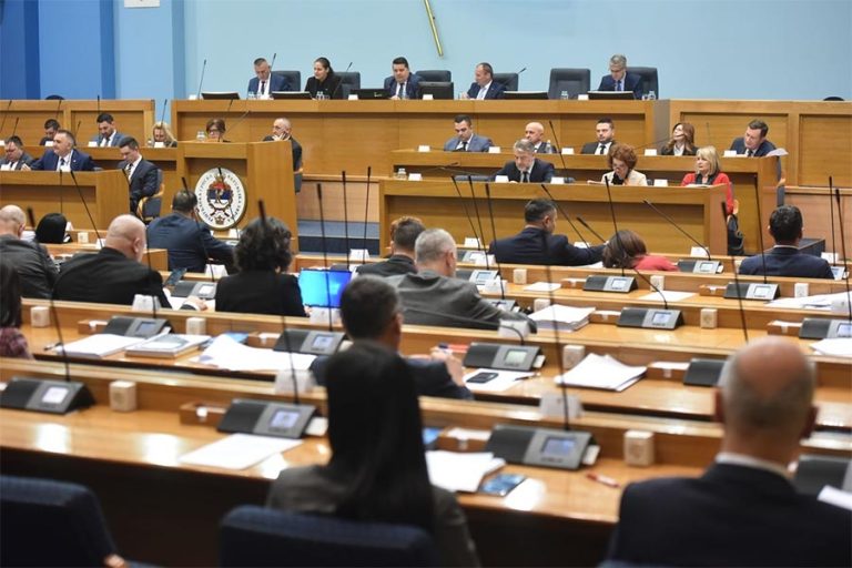 BURNO U BANJOJ LUCI: Narodna skupština RS po hitnom postupku o teritorijalnom ustroju…