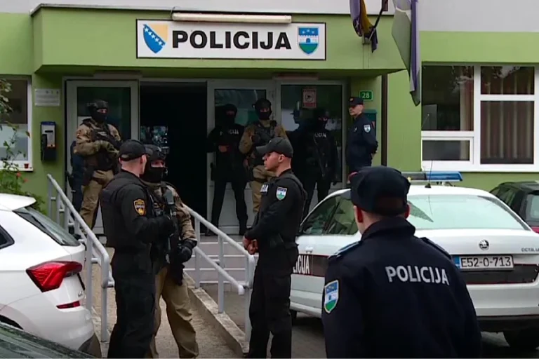 (VIDEO) Policajci u Sanskom Mostu uhapšeni u uniformama u stanici policije