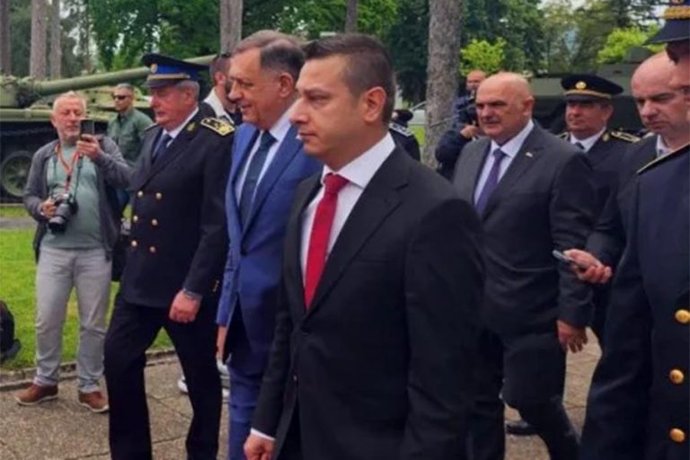 HELEZ DA DA OSTAVKU: Granica ne postoji, bjegunci slobodno šeću državom