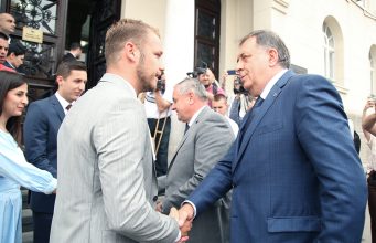 DRAŠKO KAPITULIRAO: Dodik slavi pobjedu DRAŠKO KAPITULIRAO: Dodik slavi pobjedu