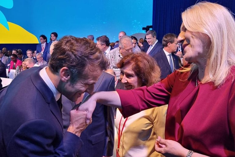 Cvijanović očarala Macrona? Poljubac u ruku i širok osmijeh!