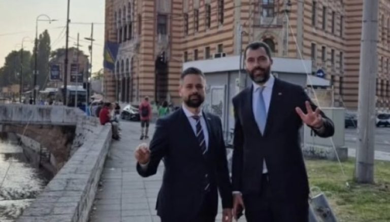 DODIKOV SIN PROVOCIRA U SARAJEVU: S tri prsta ispred sarajevske Vijećnice