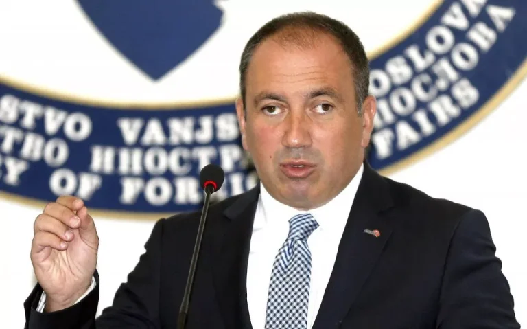 Crnadak udara na vlast: “Samo još fali da Dodik visi iznad kreveta!”