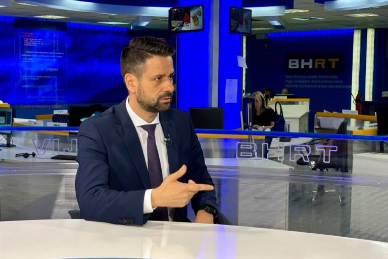 MINISTAR SE PRAVDA: Zna se ko potpisuje izvršenje Schmidtovih naloga