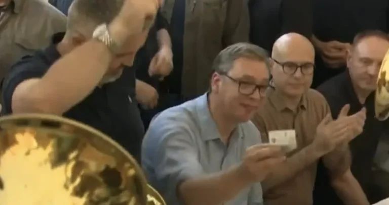 Vučića: Uz četničke pjesme slavio otvaranje dionice autoputa