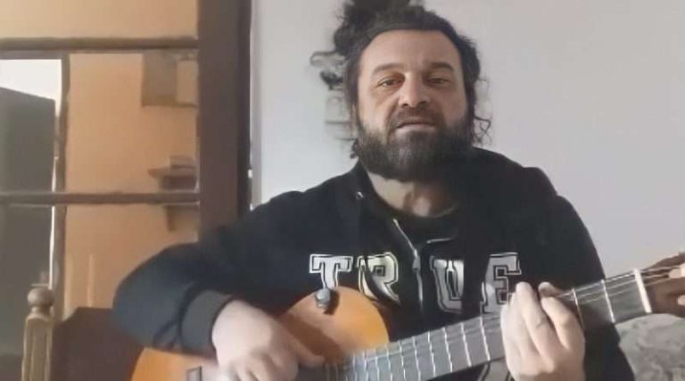 Srbin uz gitaru otpjevao ilahiju i oduševio vjernike muslimane! “Ovo je moja poruka mira i ljubavi.” (VIDEO)