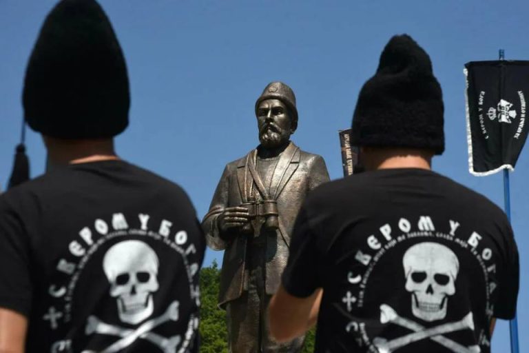 ČETNICI U AKCIJI: Policiji i popovima nije smetalo maltertiranje novinara