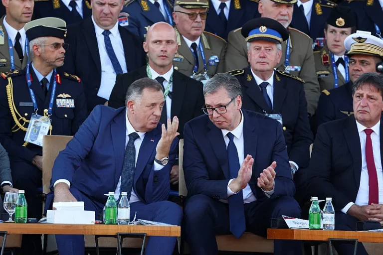 OŠTRA PORUKA SA VOJNE PARADE: Vučićeve riječi o RS-u potresle region- “RS nikad neće ostati…”