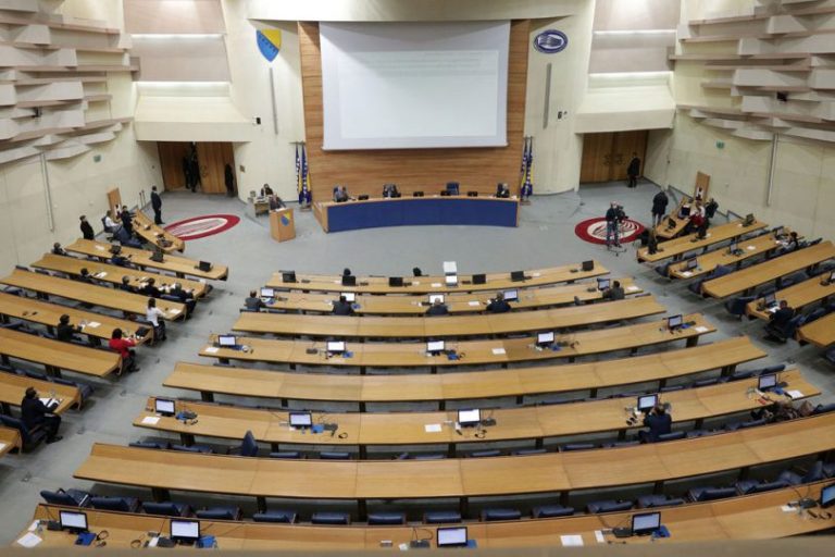 VELIKA SRAMOTA VLASTI: Bura u Parlamentu pretvorila sjednicu u haos!
