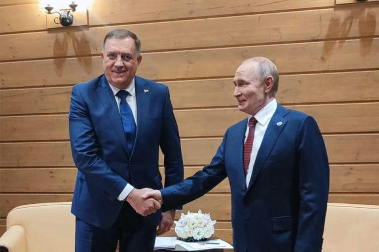 U PROLAZU: Dodik se nakratko sreo s Putinom, evo o čemu su razgovarali…