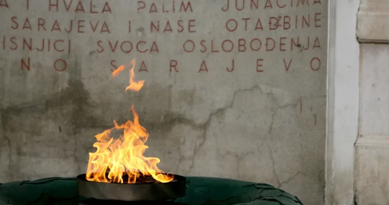 Plamen Vječne vatre se danas gasi – Grad Sarajevo otkrio razlog, razlog izazvao raspravu…