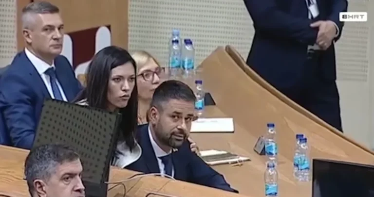 KAD POLITIKA POSTANE PREDSTAVA: “Zamolio bih kolegicu da ne sjedi u krilu ministra”– reakcije ne prestaju