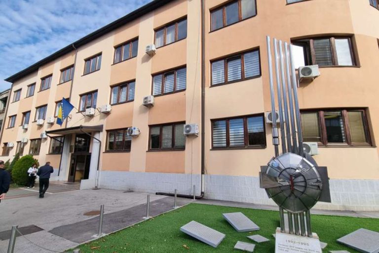 DRAMA U TK: Nastavnik prijetio učenicima, policija na terenu