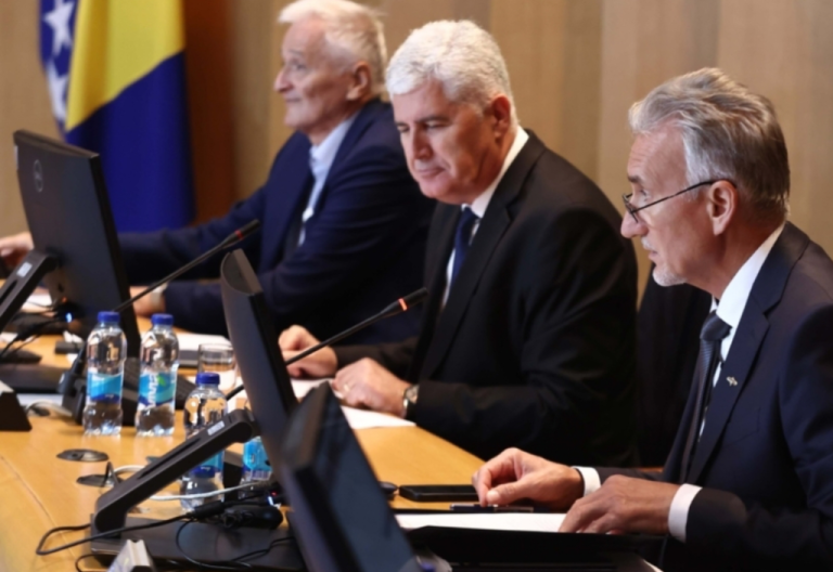 BURA U SARAJEVU: Sjednica Doma naroda Parlamentarne skupštine Bosne i Hercegovine, Kemal Ademović najavljuje…
