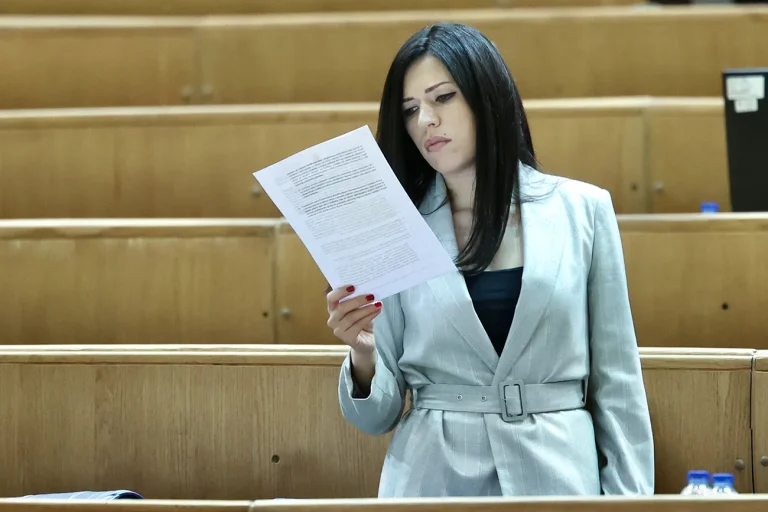 NEOČEKIVAN SAVEZ: Zašto Sanja Vulić ovako vatreno brani … baš sada?