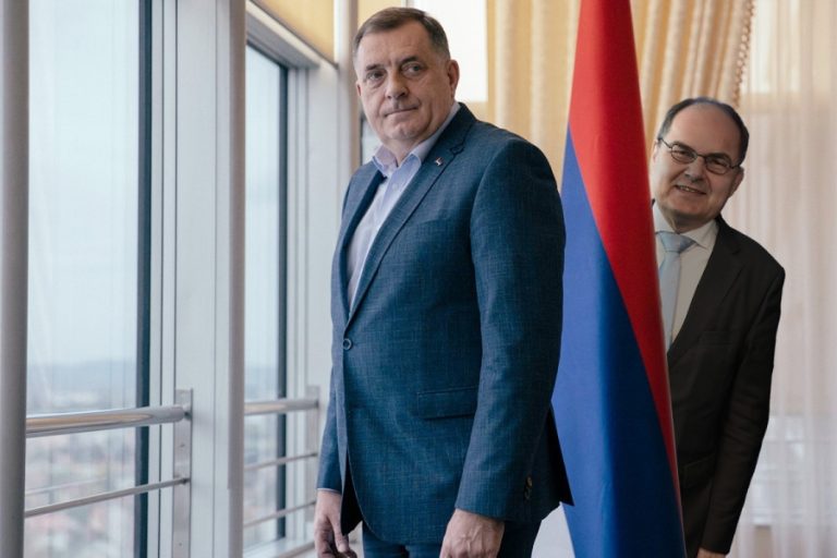 DODIK I SCHMIDT IZA ZATVORENIH VRATA: Šta je sve Dodik obećao Schmidtu?  Afera IMOVINA – karta za izlazak iz …
