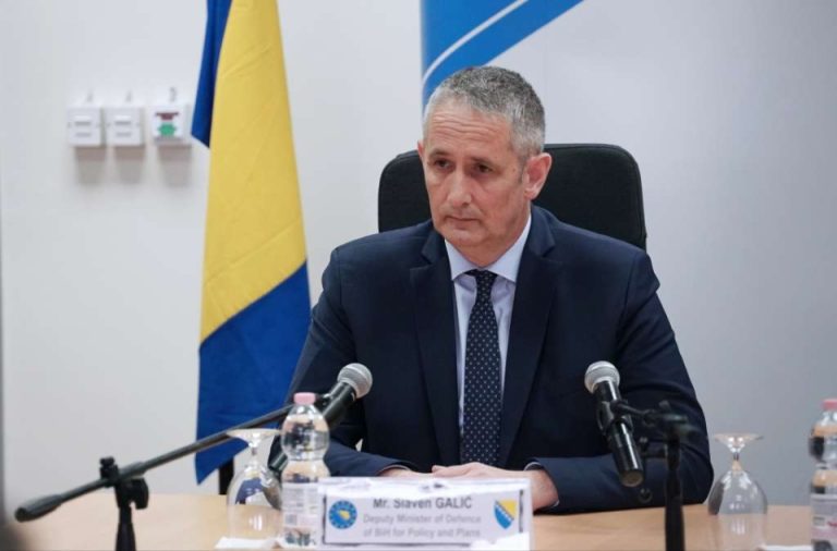 GALIĆ PODIGAO BURU: Schmidt mora u akciju