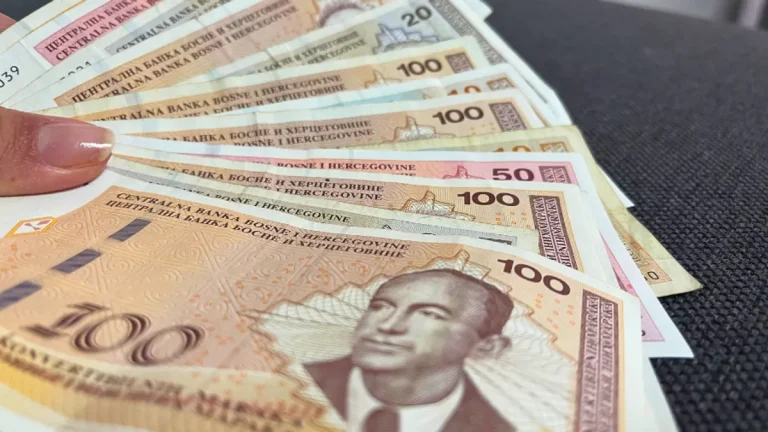 STIŽE NOVAC IZ DRŽAVNE KASE! Vijeće ministara odobrilo jednokratnu pomoć za zaposlene u državnim institucijama! Evo koliki je iznos…