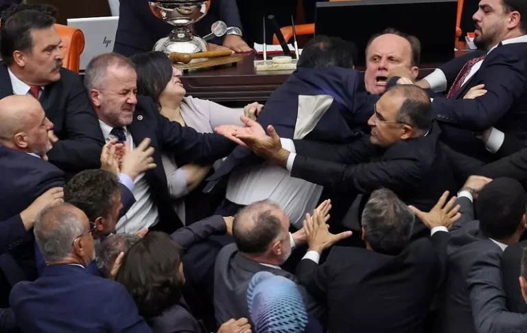KAKVA SRAMOTA U PARLAMENTU!: Masovna tučnjava, pesnice na sve strane, parlament pretvoren u ring