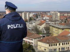SLUČAJ U BiH: Policajac u stanici brutalno pretukao muškarca koji ga je želio prijaviti za premlaćivanje… SLUČAJ U BiH: Policajac u stanici brutalno pretukao muškarca koji ga je želio prijaviti za premlaćivanje...