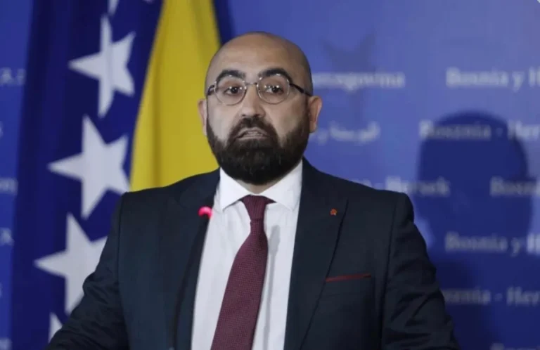SVE JE GOTOVO: Muhamed Hasanović potpisao dokument