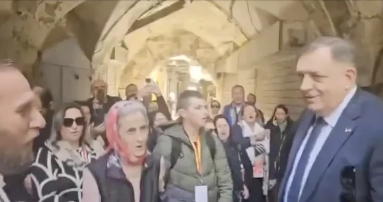 (VIDEO) Dodik zapjevao na ulici u Jerusalemu, prolaznici se okupili oko njega