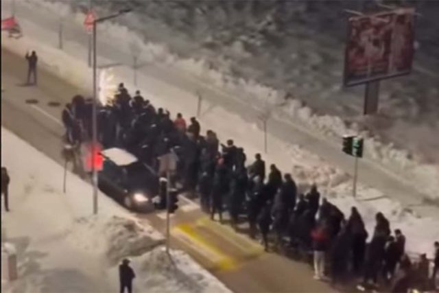 BRUKA U RS-U: Zapalili državnu zastavu, slavili ratnog zločinca