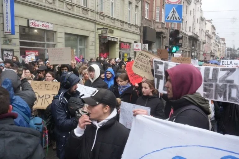 DETALJI DRAME U SARAJEVU: Tokom protesta u Sarajevu zabilježen pokušaj upada maskiranih osoba!