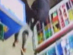 HEROJSKI TRENUTAK! Gradonačelnik spasio ženu od napadača: Skočio na muškarca koji je imao pištolj i mačetu! (VIDEO) HEROJSKI TRENUTAK! Gradonačelnik spasio ženu od napadača: Skočio na muškarca koji je imao pištolj i mačetu! (VIDEO)