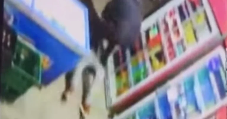 HEROJSKI TRENUTAK! Gradonačelnik spasio ženu od napadača: Skočio na muškarca koji je imao pištolj i mačetu! (VIDEO)