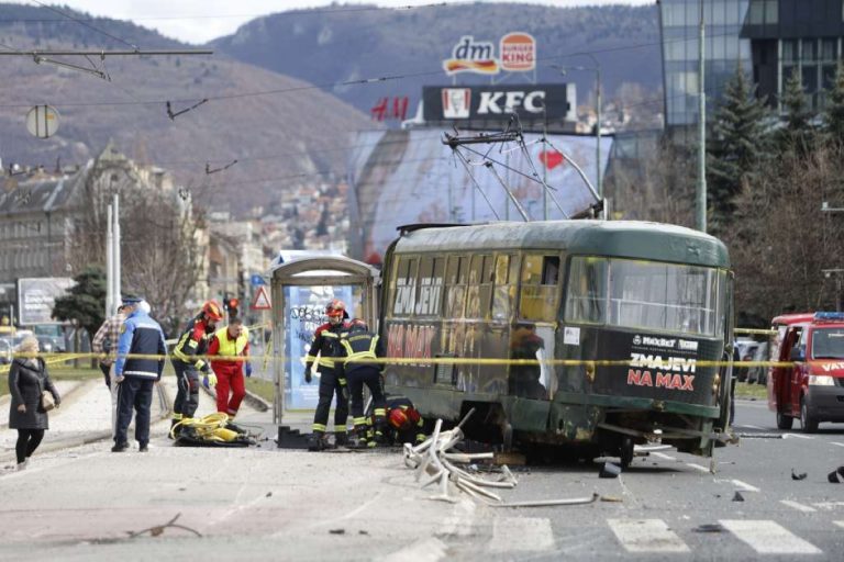 (VIDEO) Uznemirujući snimak: Pogledajte stravičan trenutak kada je tramvaj iskočio iz šina