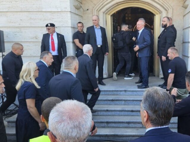 Pogledajte ko je sve od političara otišao na sahranu ratnog zločinca!