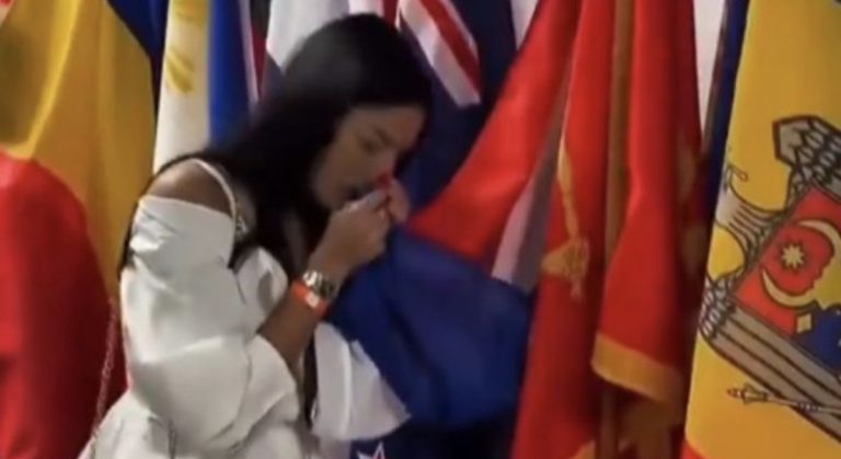 KOMEDIJA: Srbijanska ambasadorica poljubila zastavu Nizozemske misleći da je srbijanska, pa pokazala tri prsta