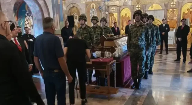 Pogledajte kako su izložili tijelo Mladića i šta su stavili na sanduk!