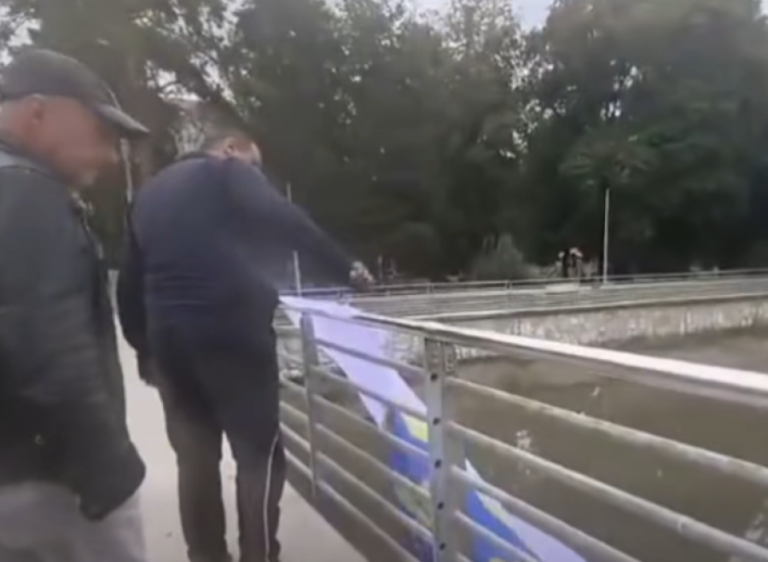 SRAMOTNE SCENE UOČI UTAKMICE: Dvojica muškaraca potrgali zastavu s ljiljanima (VIDEO)